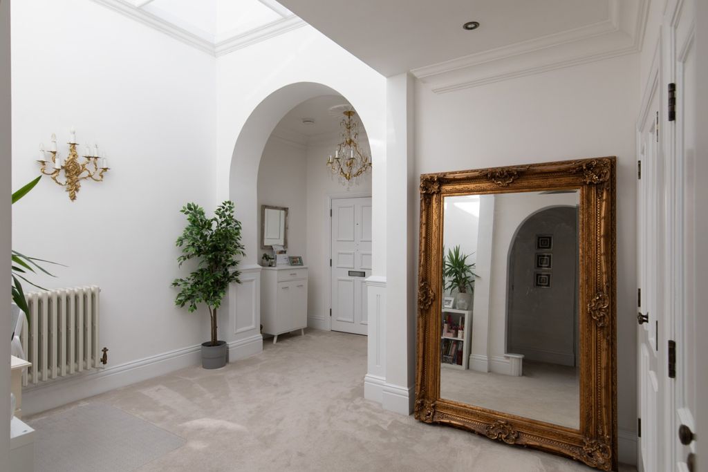 Property photo 2 of 19 2594703