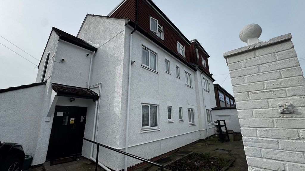 Property photo 1 of 6 Bright White Three-Storey Terraced Property With A...