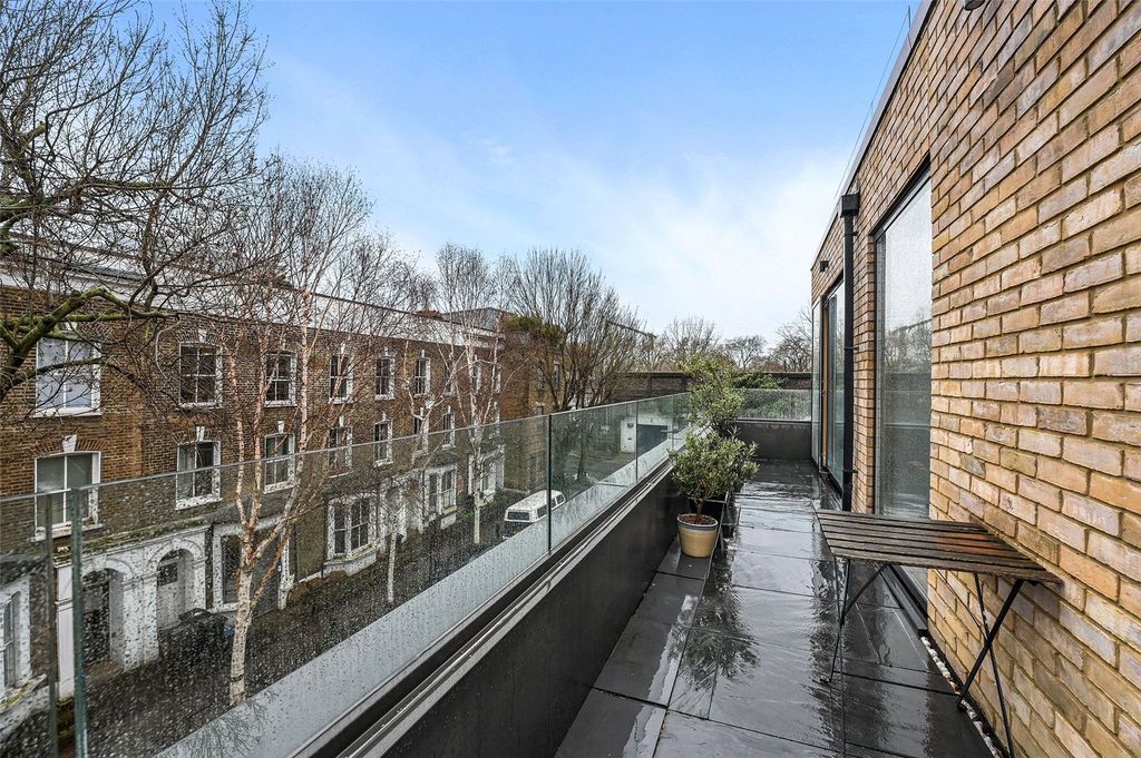 Property photo 2 of 11 Terrace