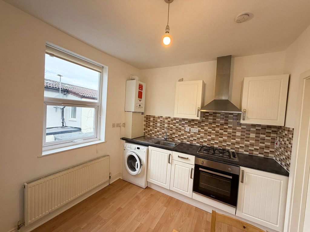 Property photo 3 of 6 Capworth Str E10