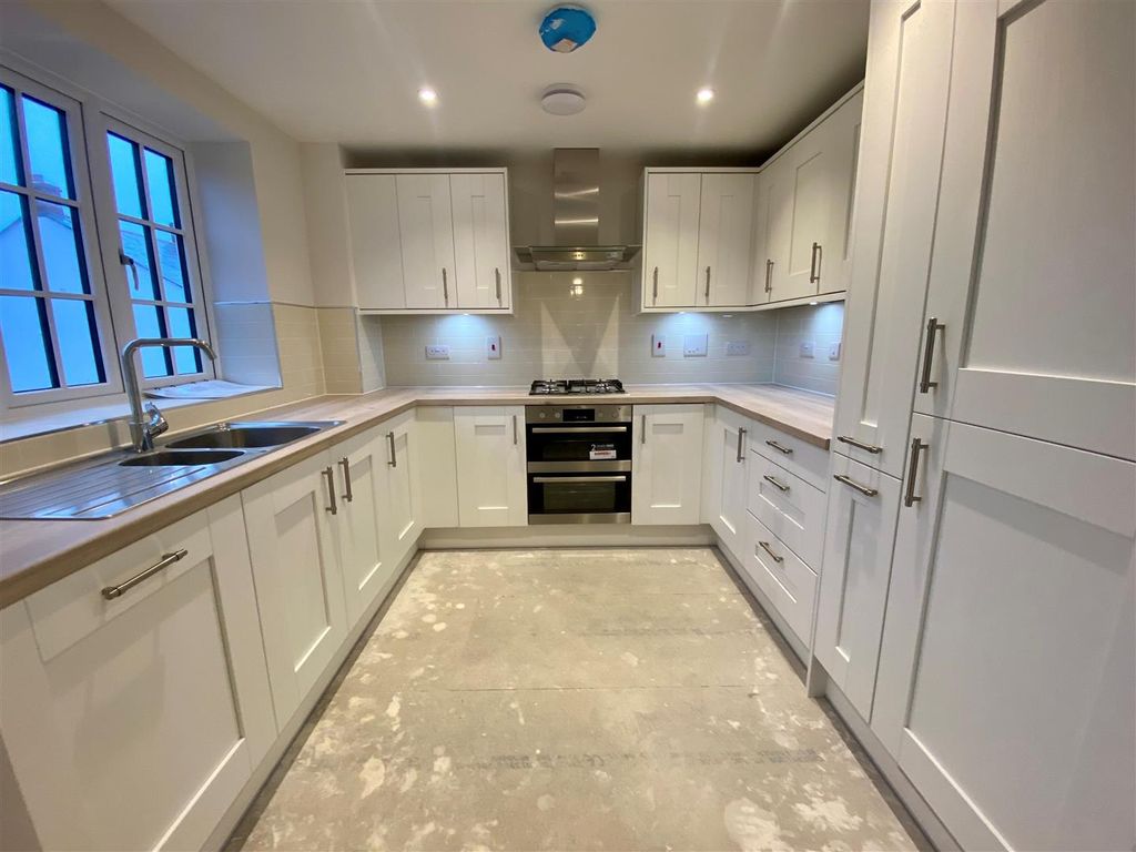 Property photo 2 of 8 Kitchen