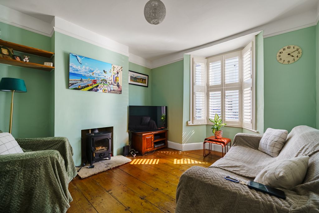 Property photo 2 of 28