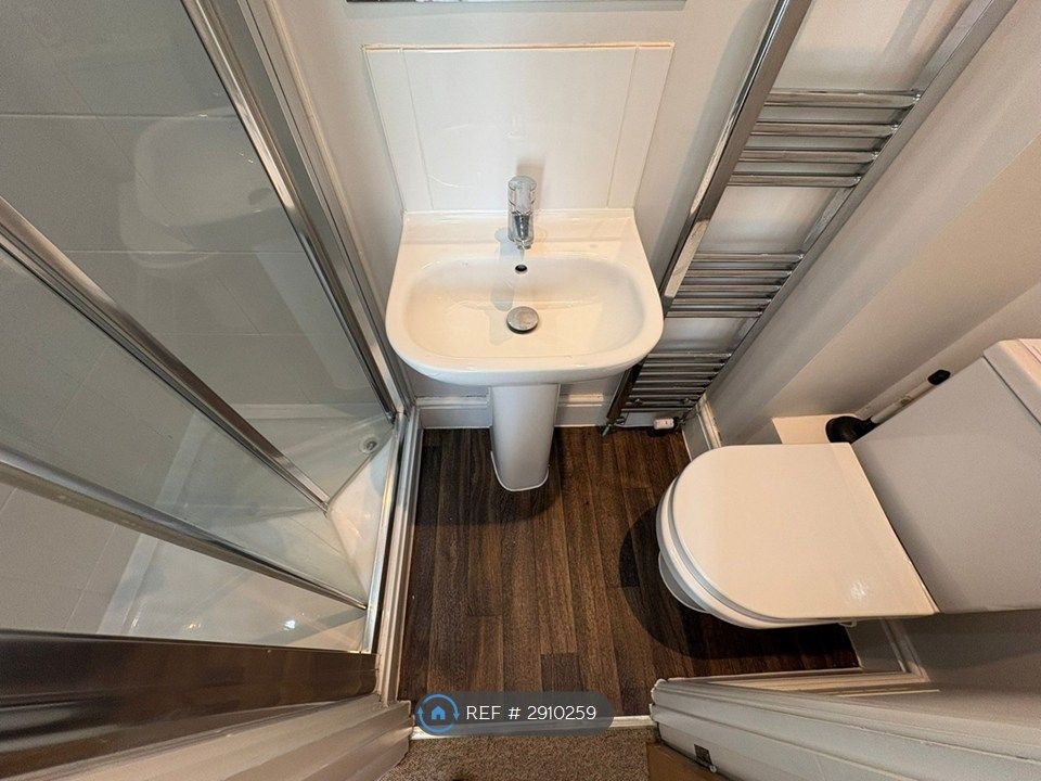 Property photo 3 of 5 Room 1 - En-Suite