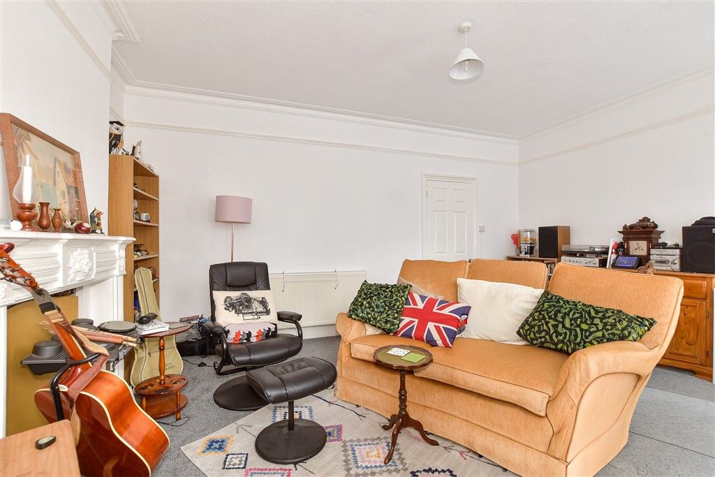 Property photo 3 of 12 Lounge
