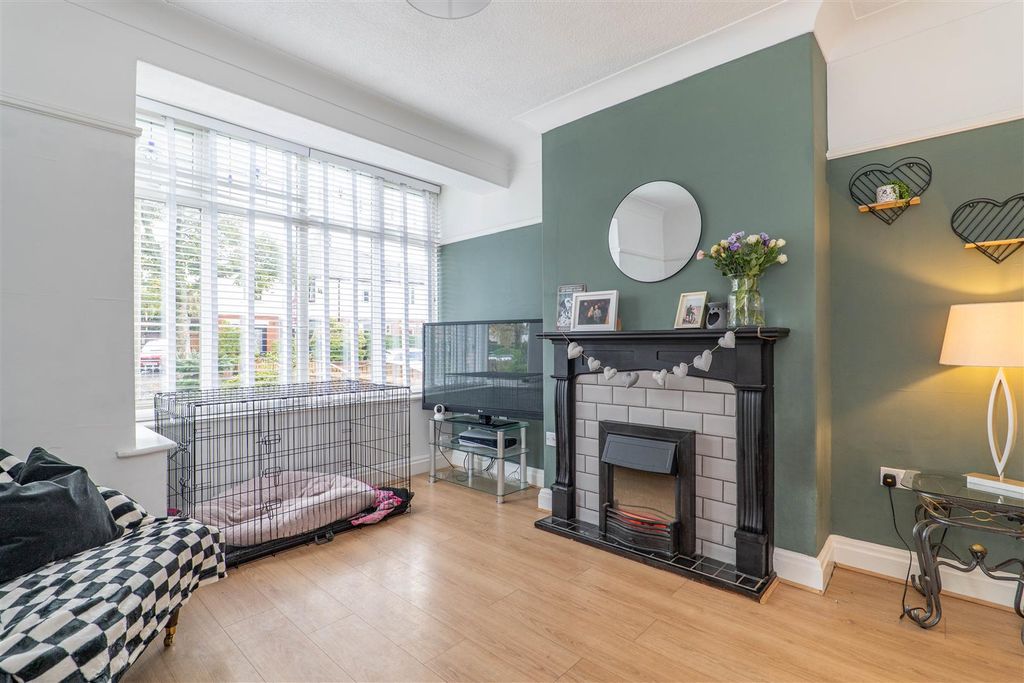 Property photo 2 of 27 Lounge