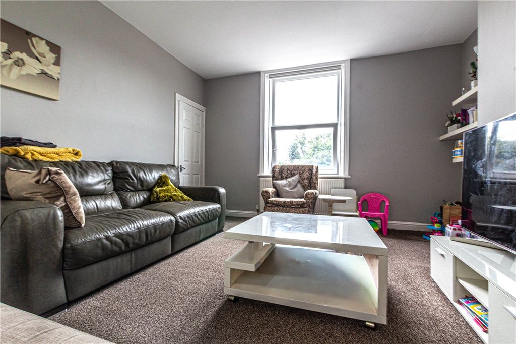 Property photo 2 of 11 Lounge