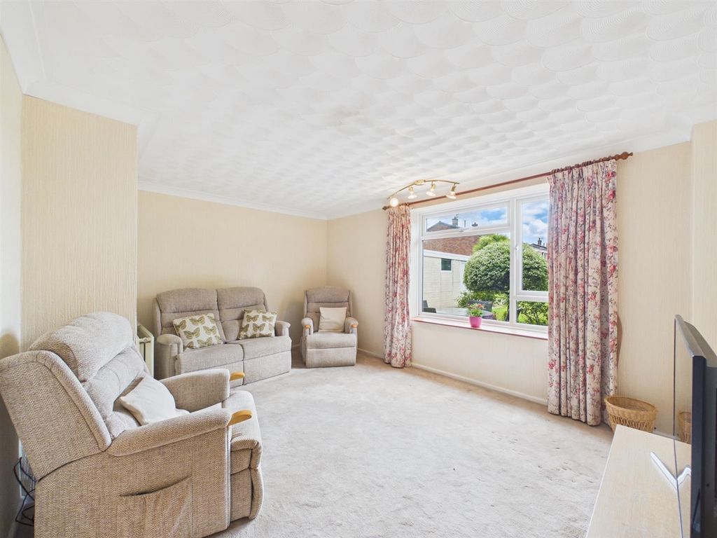 Property photo 2 of 17 2 - Three-Bedroom House In Patchway.Jpg