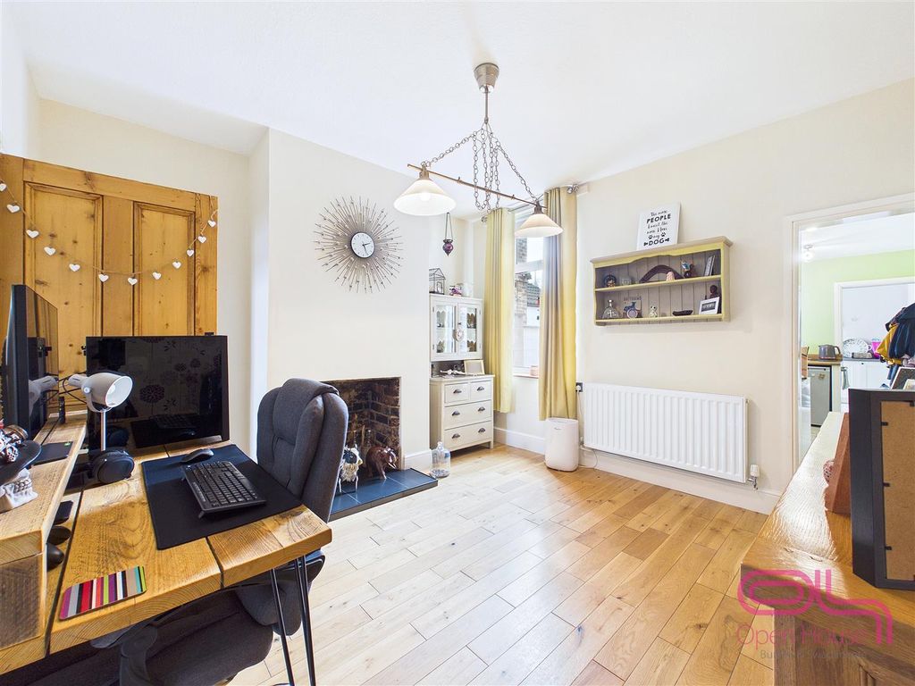 Property photo 3 of 32 Mear Greaves, Winshill (6).Jpg