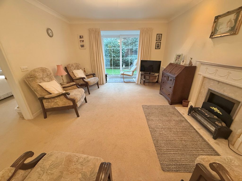 Property photo 2 of 17 17 Barton Court Lounge1