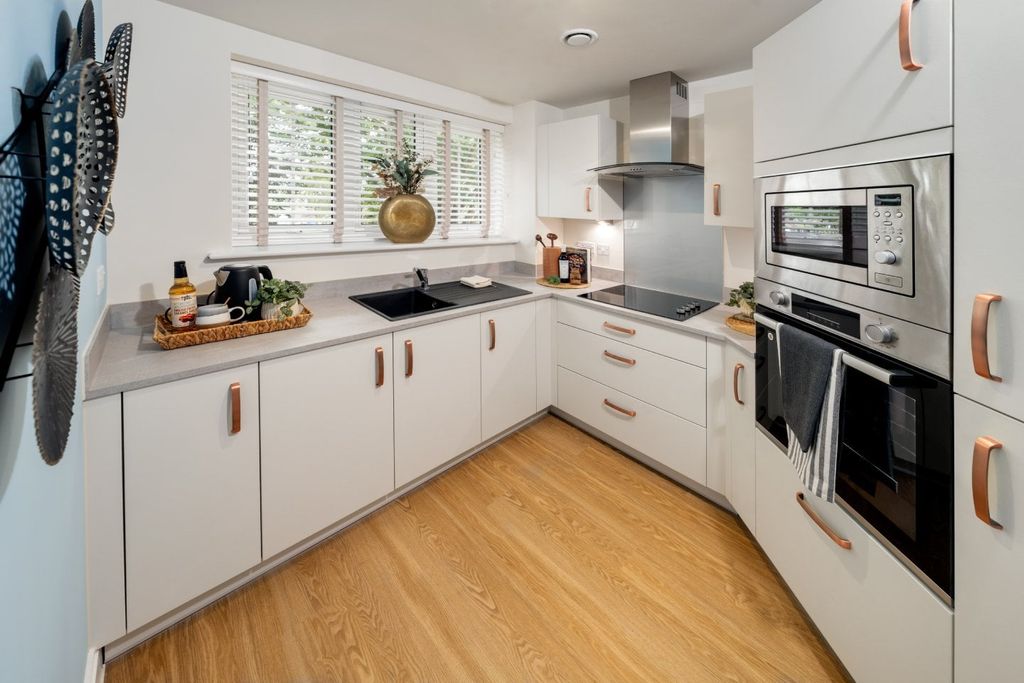 Property photo 3 of 12 Kitchen