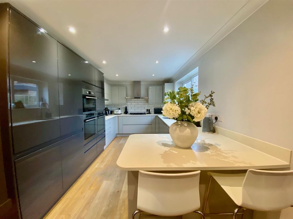 Property photo 2 of 32