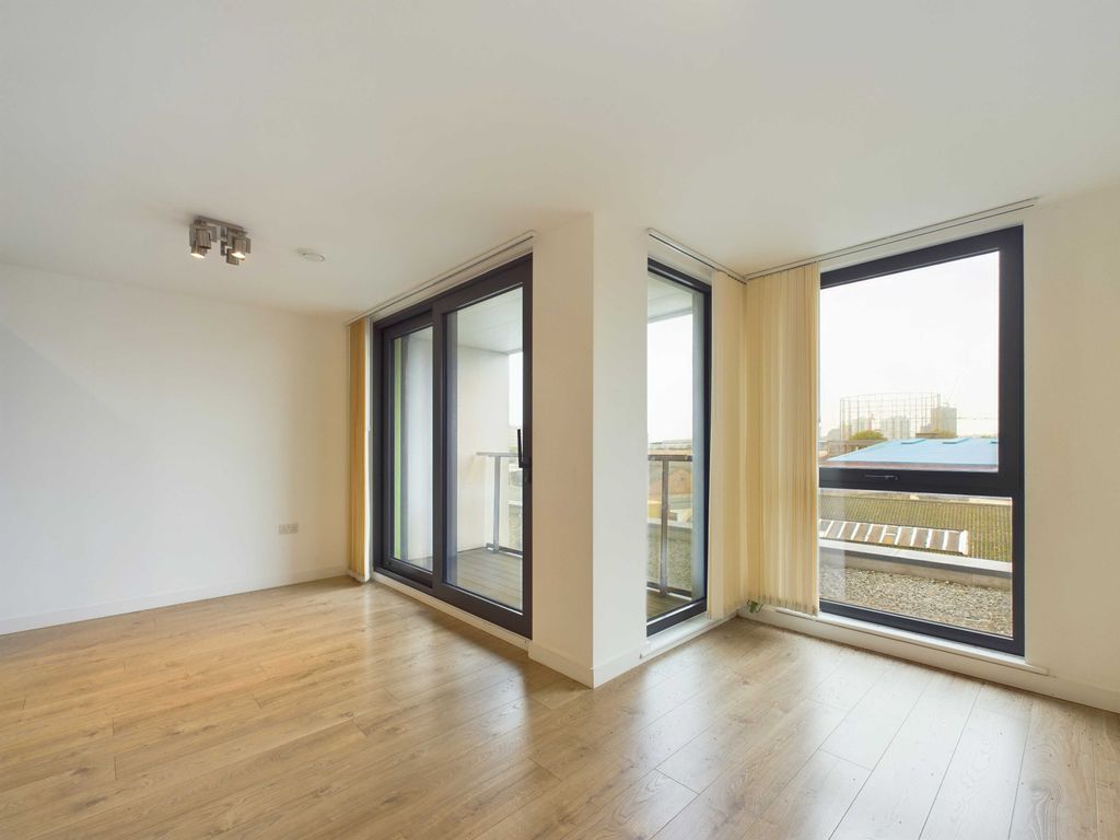 Property photo 2 of 14 Cam03741G0-Pr0043-Still025