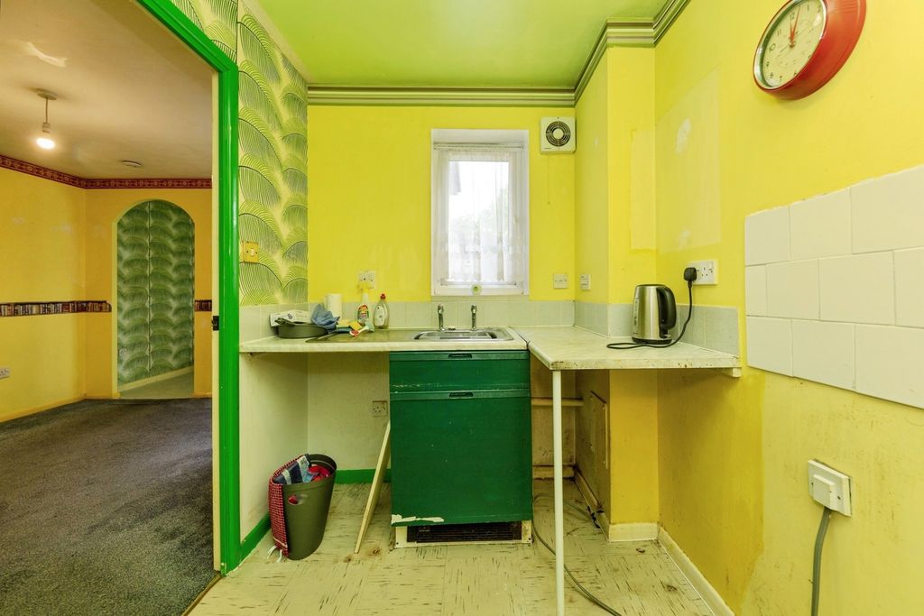 Property photo 3 of 17 Kitchen