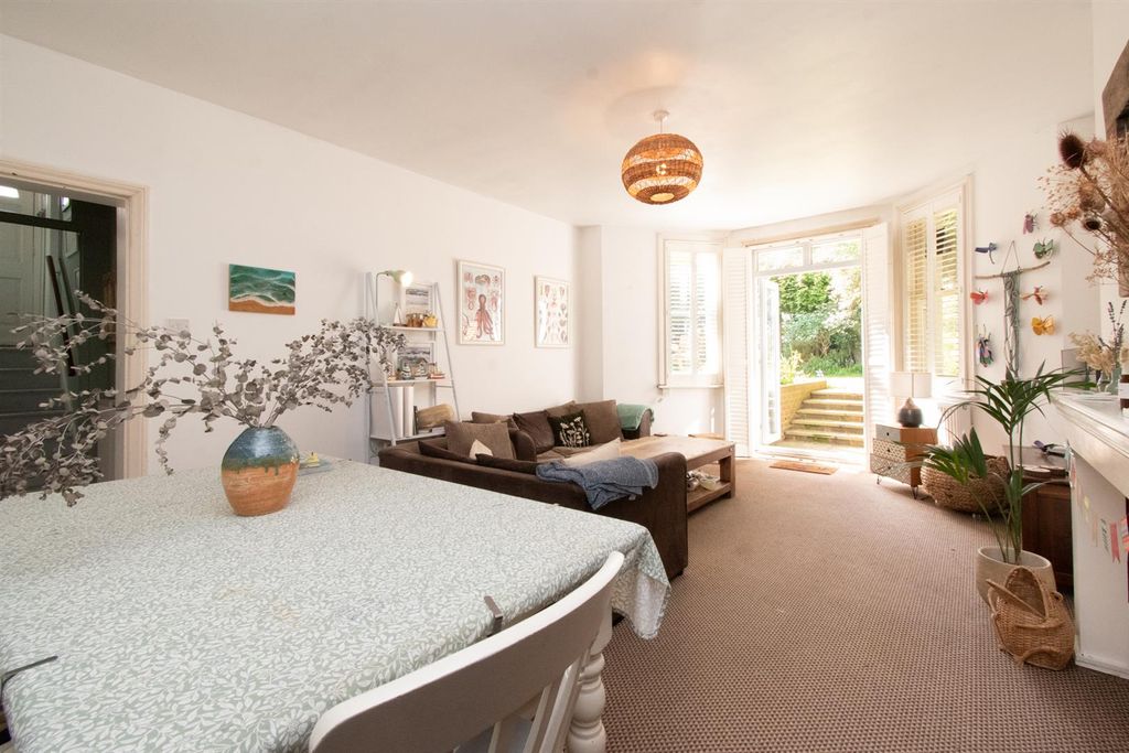 Property photo 2 of 21 Living Room