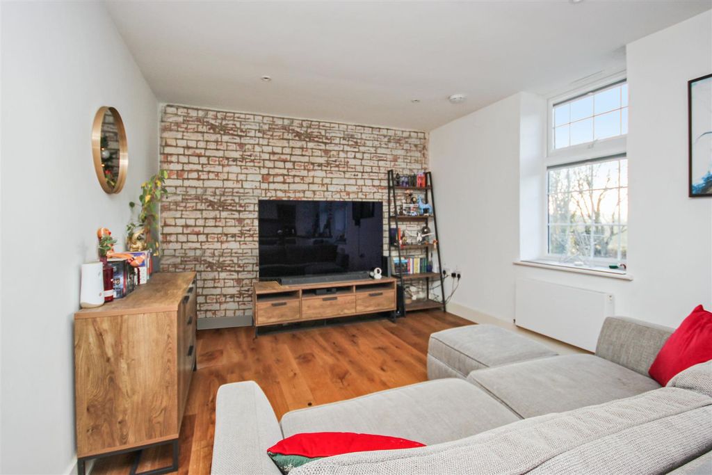 Property photo 2 of 15 Lounge B..Jpg