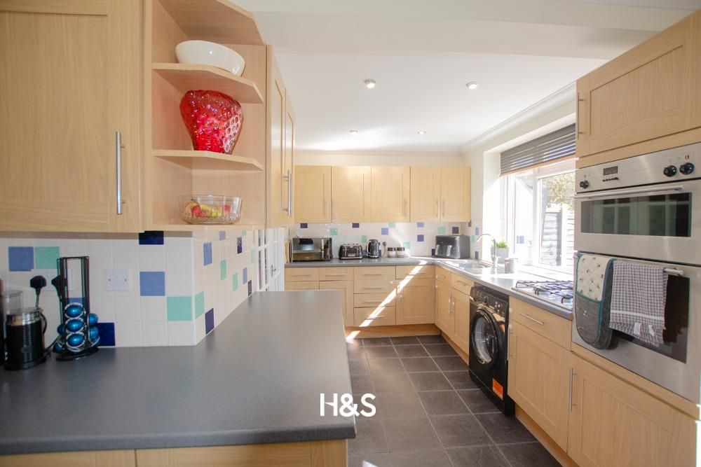 Property photo 2 of 11 32 Hernfield - Kitchen.Jpg