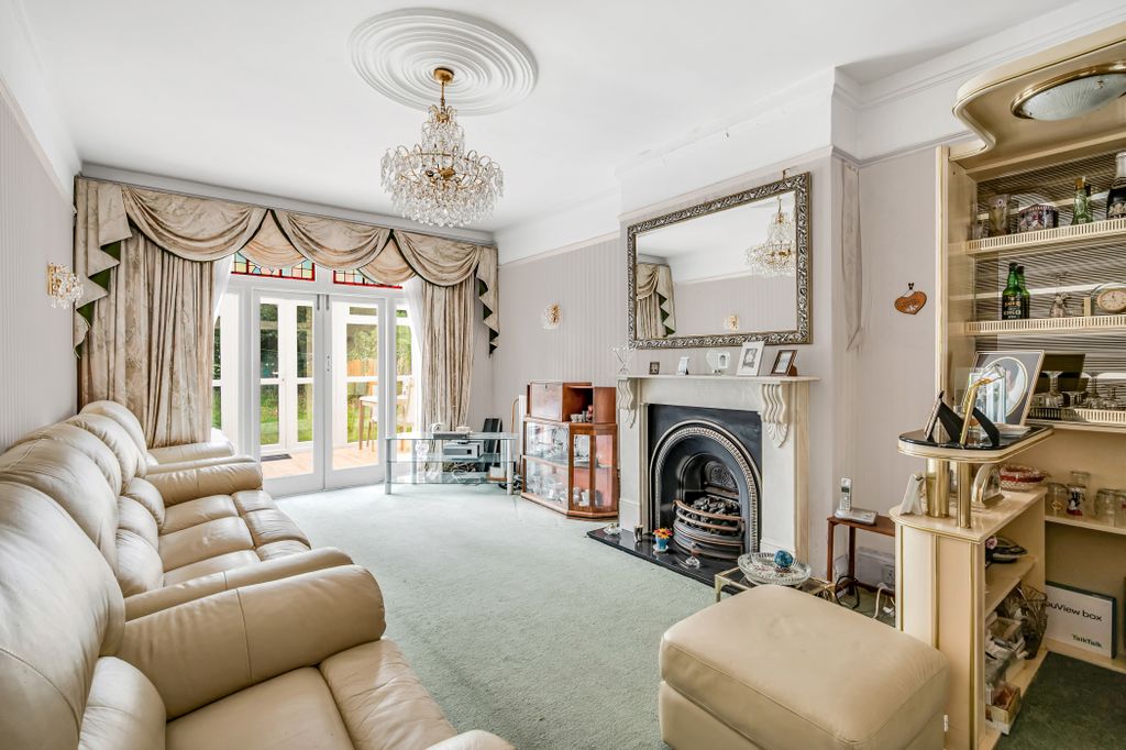 Property photo 2 of 14 Lammas Park Gardens -3