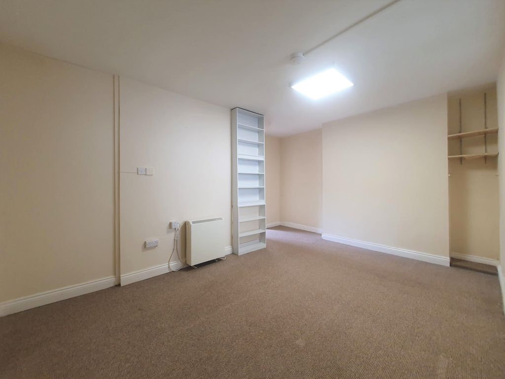 Property photo 2 of 6 Bedroom