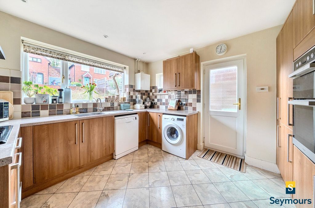 Property photo 3 of 19 Kitchen