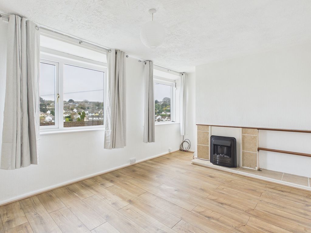 Property photo 3 of 9 Lounge