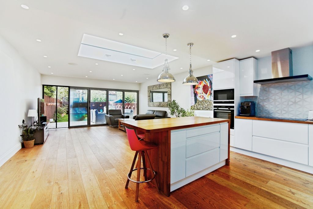 Property photo 1 of 18