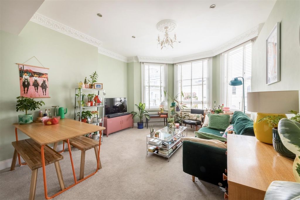 Property photo 2 of 14 F3, 47 St Aubyns-2.Jpg