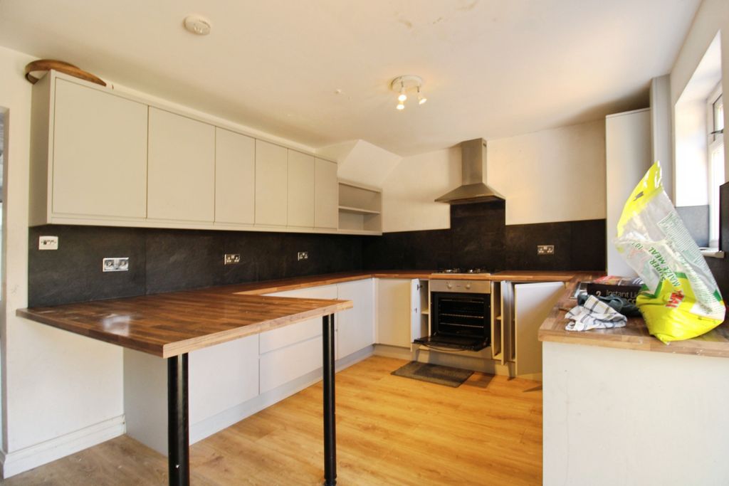 Property photo 3 of 9 Kitchen