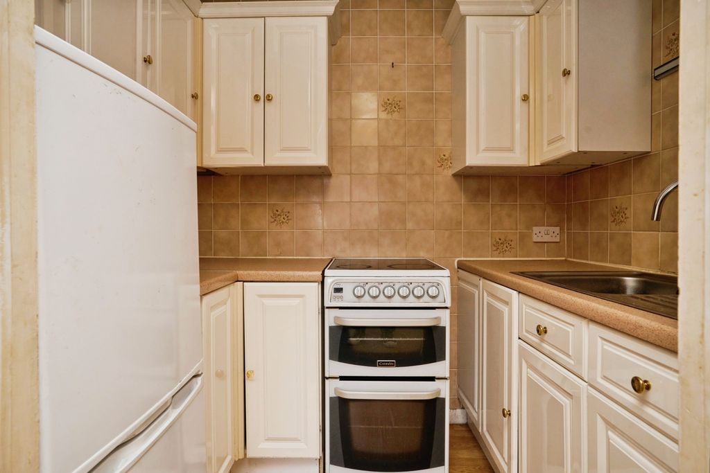Property photo 3 of 10 Kitchen