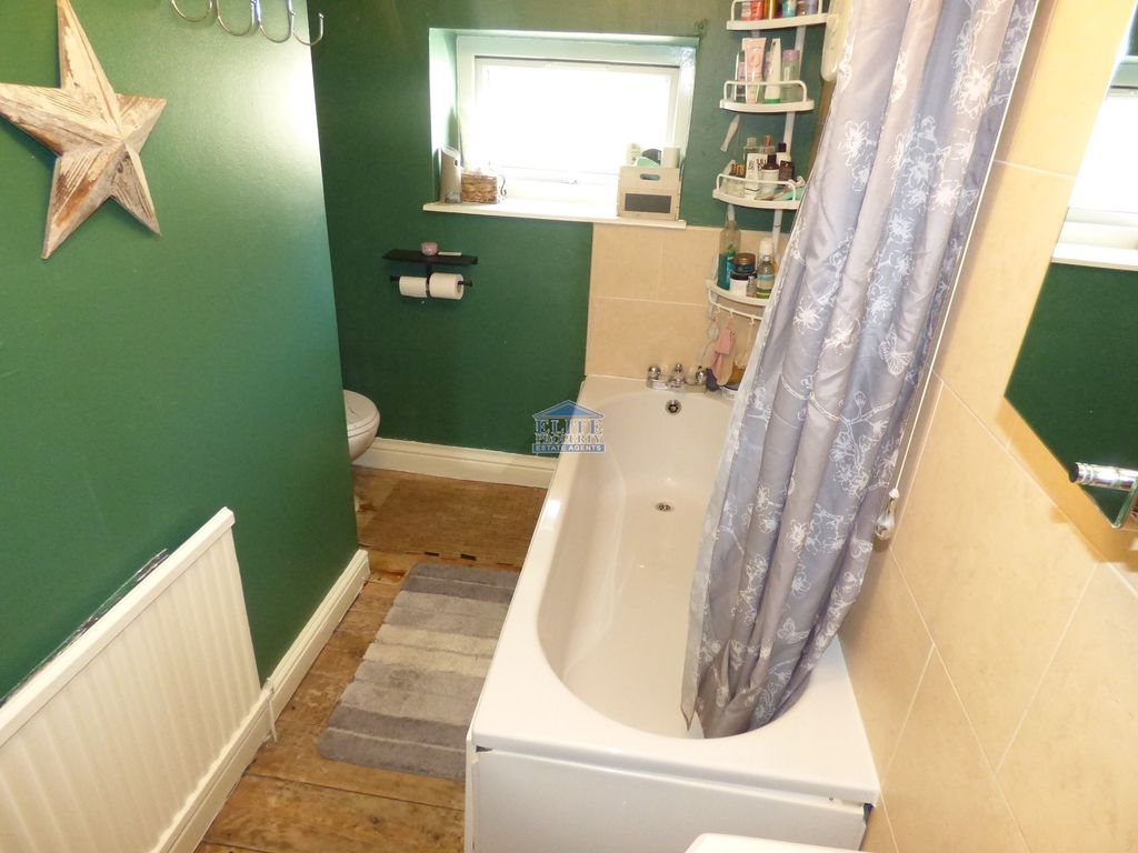 Property photo 3 of 18 Bathroom