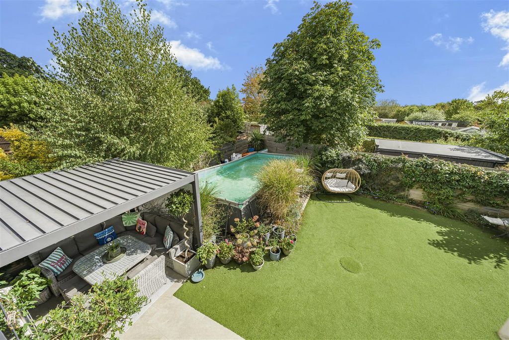 Property photo 2 of 21 Oak Cottage, 14A Meadow Way, Maidenhead, Sl6 2Pe23