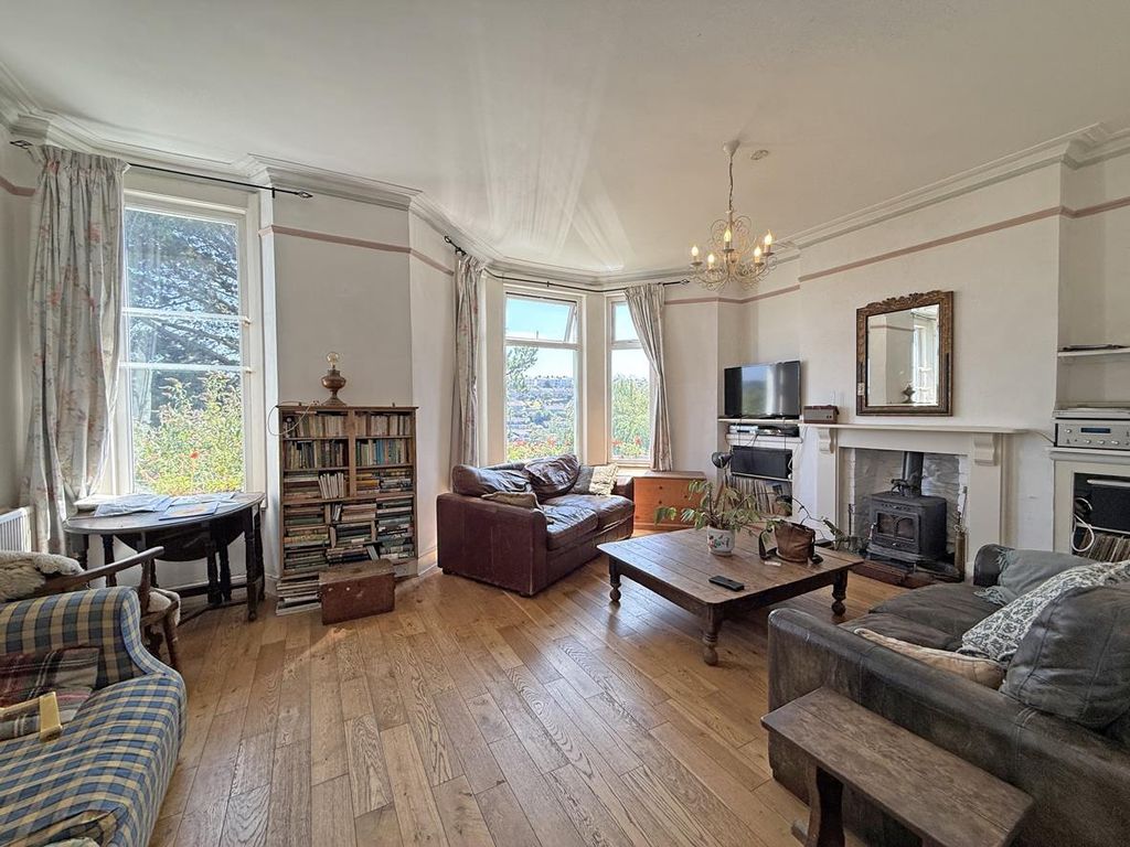 Property photo 2 of 35 Old Laira Road 38 - Lounge Front.Jpg