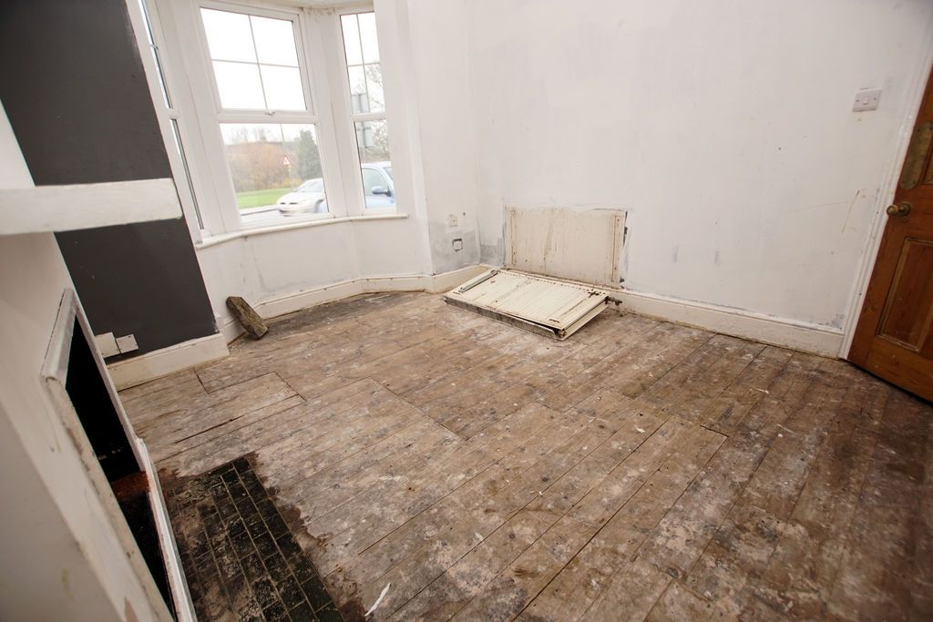 Property photo 3 of 18 Lounge