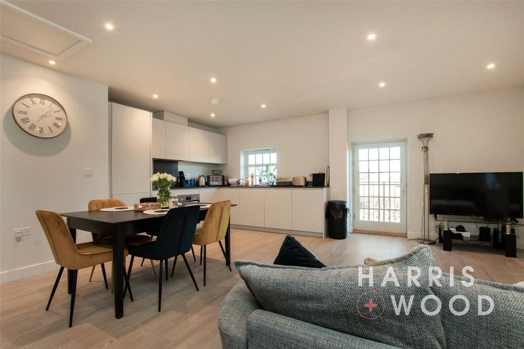 Property photo 2 of 25 Picture No. 12