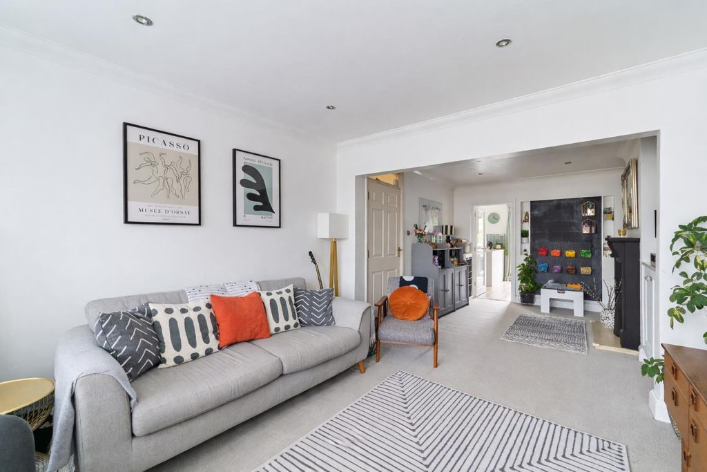 Property photo 3 of 20 Dirdene Gardens