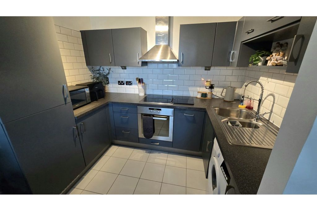 Property photo 1 of 21