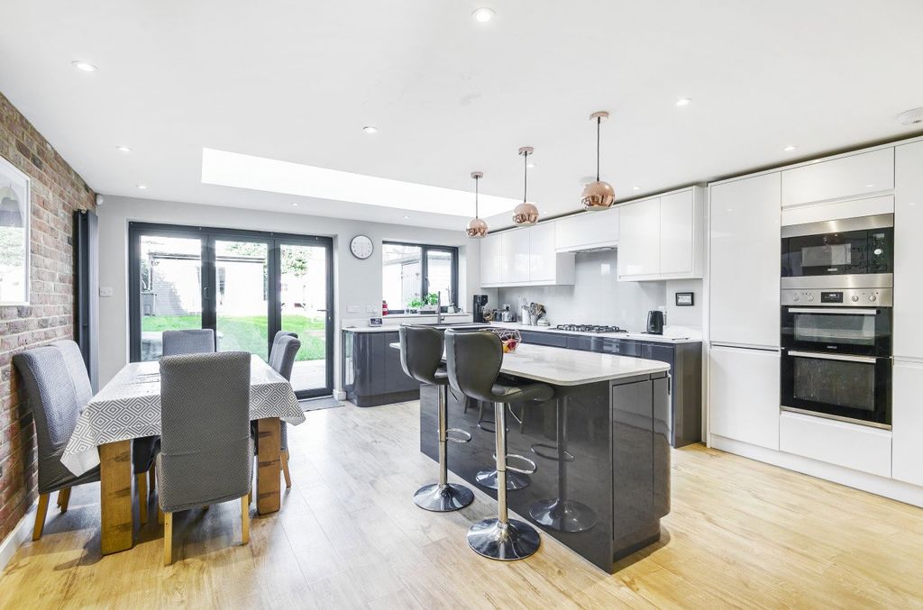 Property photo 2 of 20 Photo 02