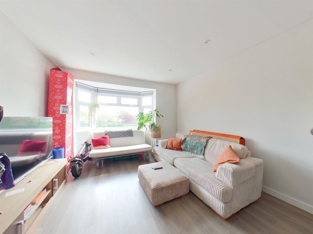 Property photo 1 of 10 Lounge (19).Jpg