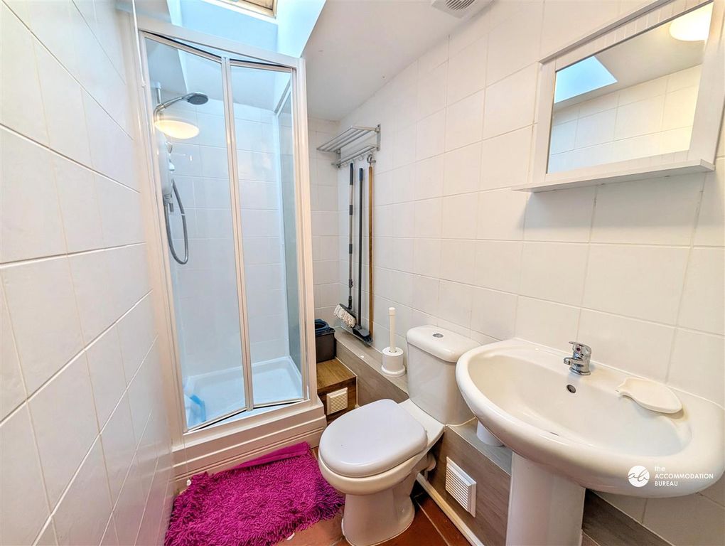 Property photo 2 of 14 Bathroom