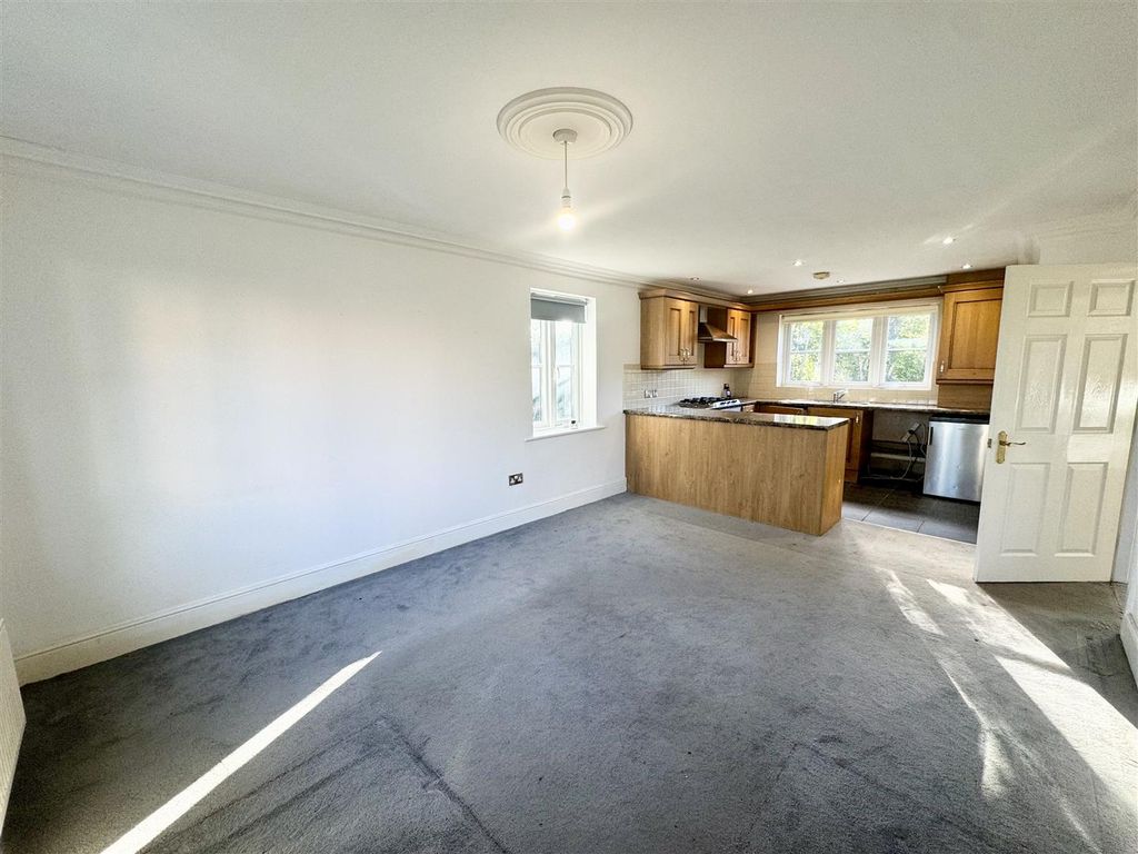 Property photo 3 of 11 Lounge/Kitchen