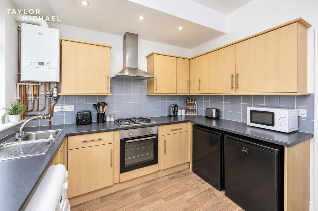 Property photo 2 of 11 Kitchen