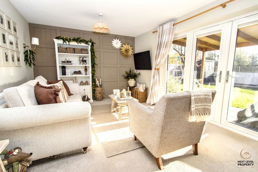 Property photo 2 of 32 Lounge