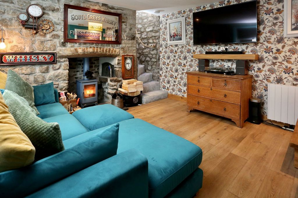 Property photo 2 of 27