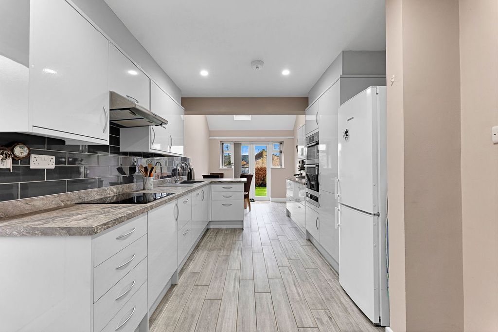 Property photo 3 of 27