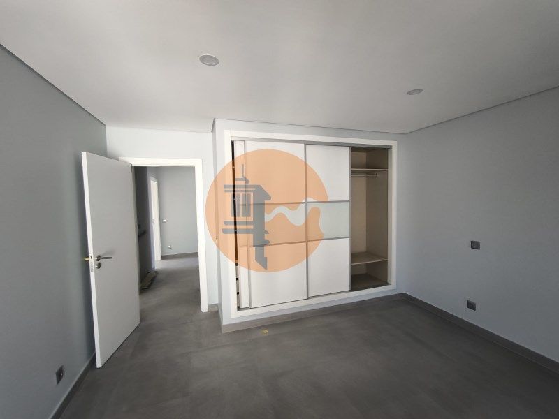 Property photo 3 of 77