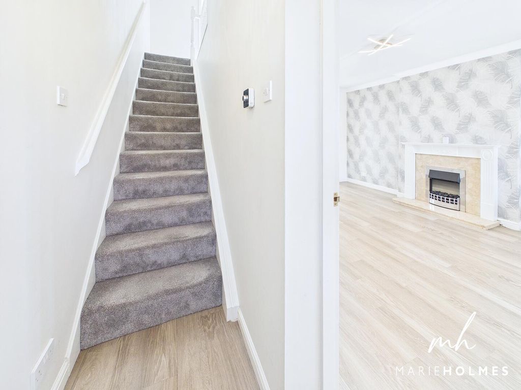Property photo 3 of 16 Hallway