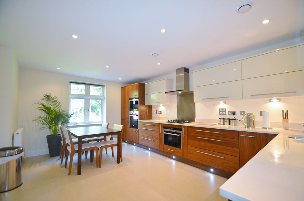 Property photo 2 of 6 Kitchen/Breakfast