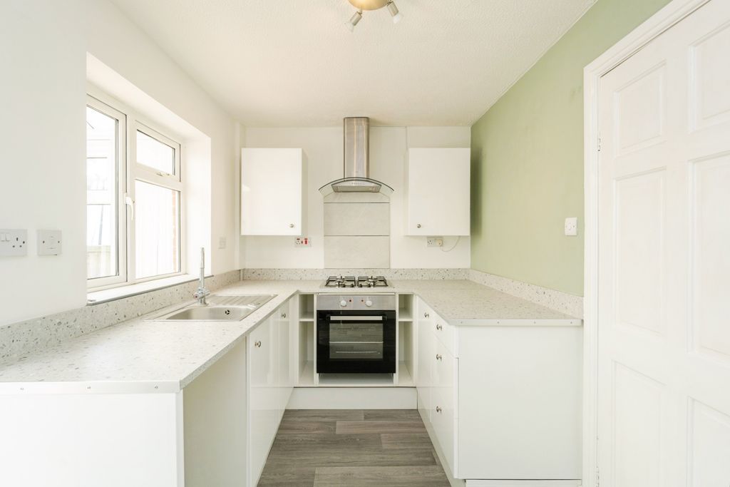 Property photo 3 of 17 Kitchen