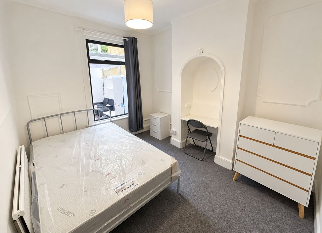 Property photo 3 of 14 Bright, Clutter-F...
