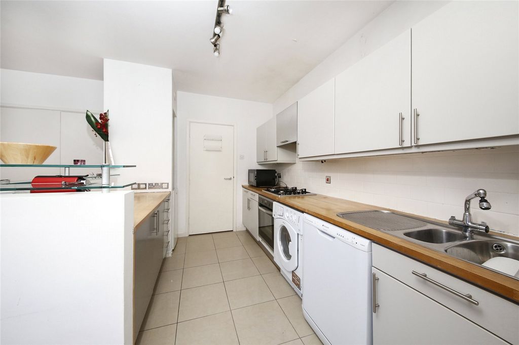Property photo 2 of 10 Reception/Kitchen