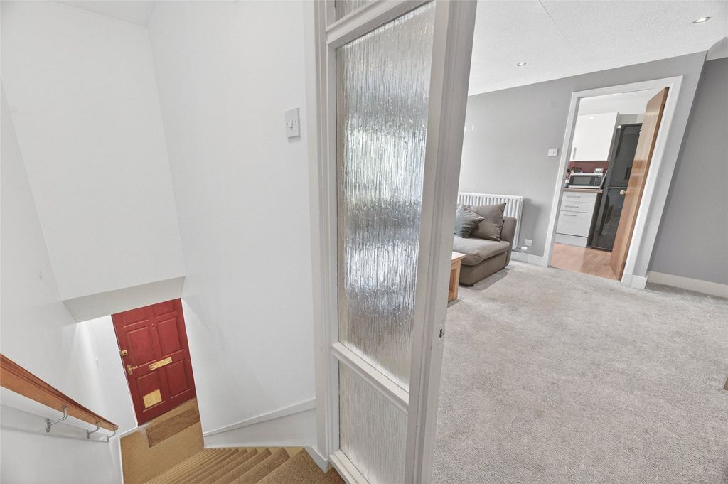 Property photo 2 of 20 Hillview Road